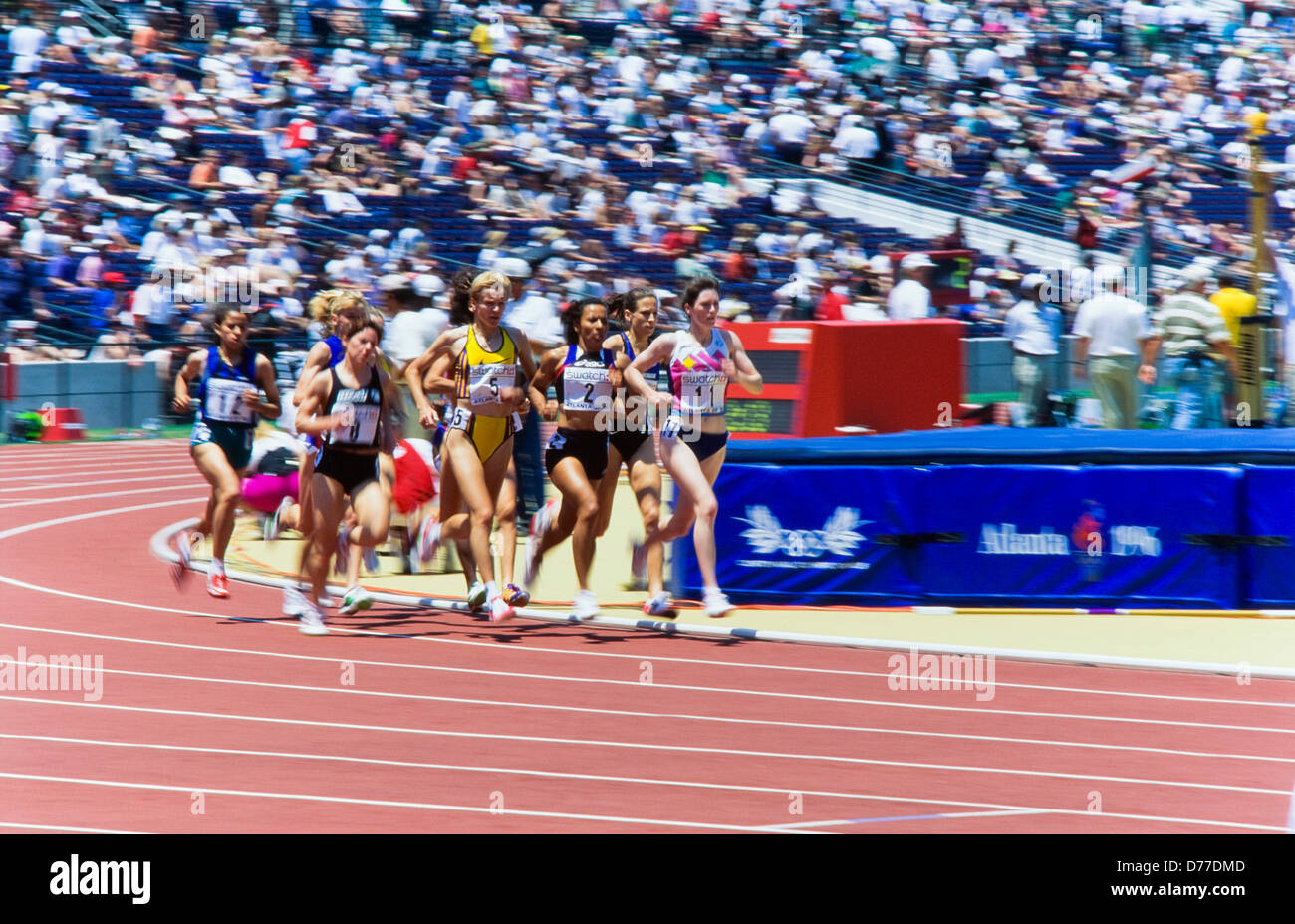 Gara olimpica, runner donna, in stadium. Atlanta 1996. Foto Stock
