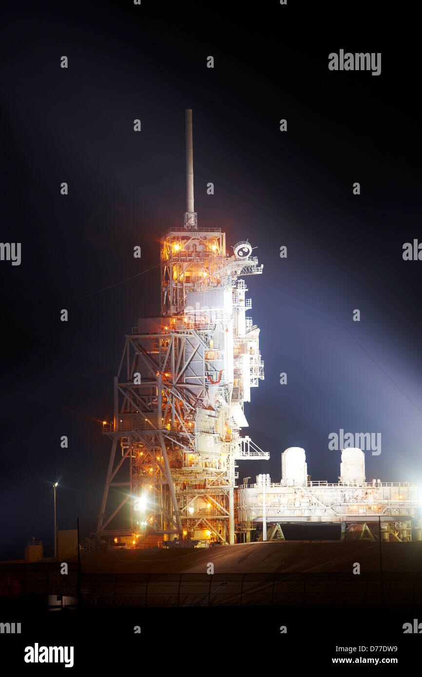 Potenti proiettori allo Xeno illuminano la torre di lancio pad 39A dopo il lancio lo Space Shuttle Endeavour su STS-130 NASA Kennedy Space Foto Stock