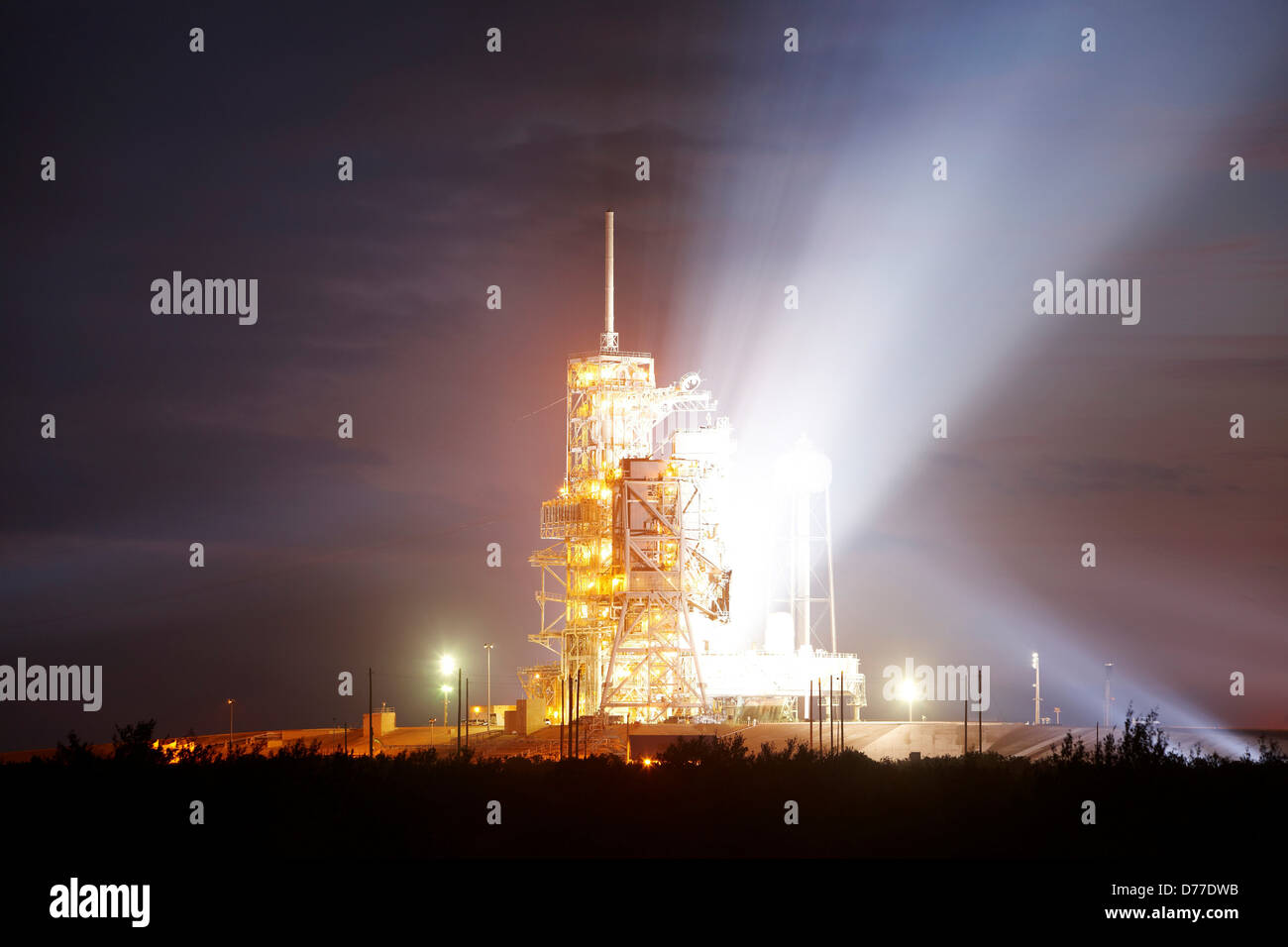 Potenti proiettori allo Xeno illuminano la torre di lancio pad 39A dopo il lancio lo Space Shuttle Endeavour su STS-130 NASA Kennedy Space Foto Stock