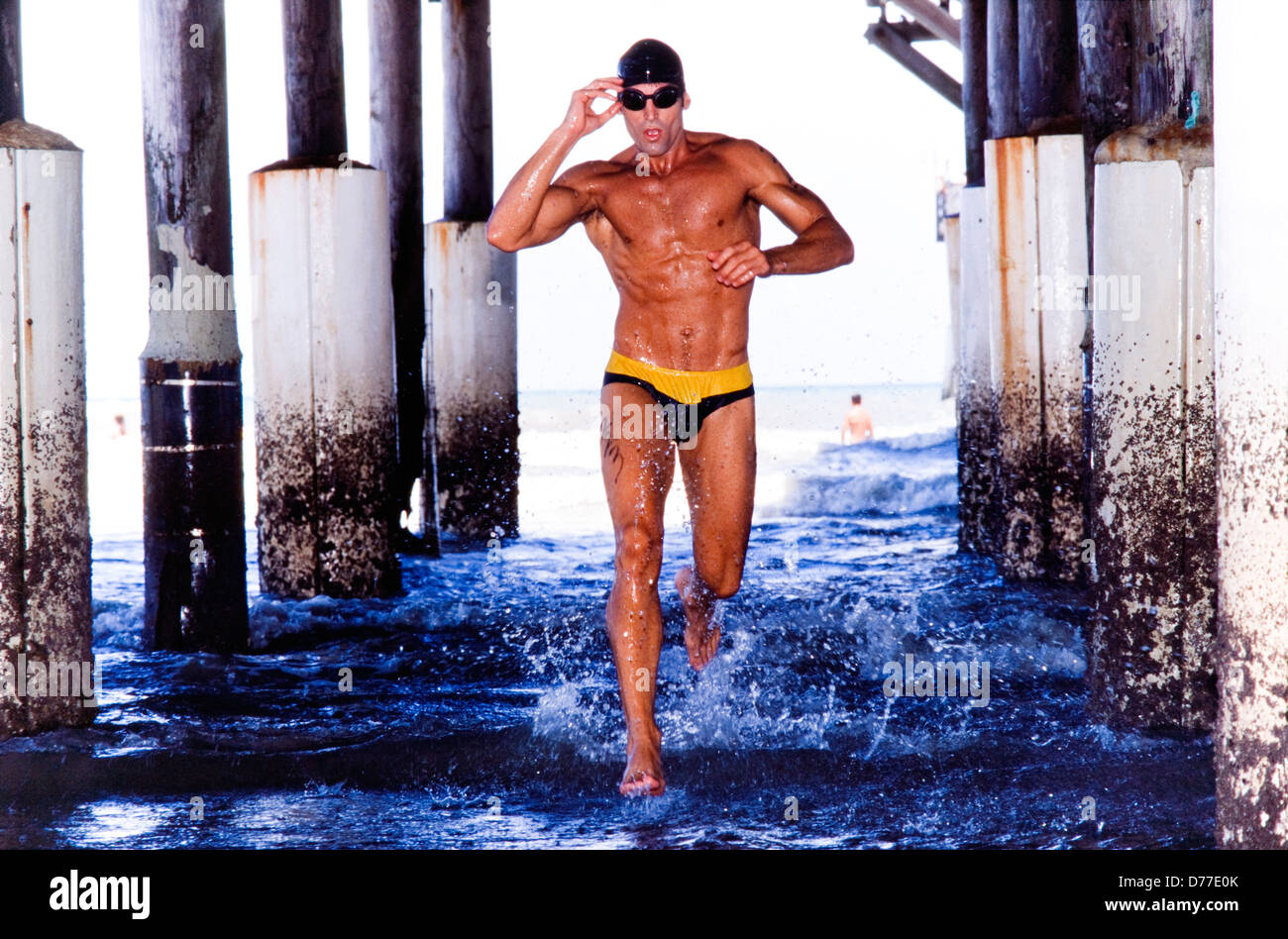 Finitura Triathalon, atleta esce acqua, rimozione di occhiali, spalshing acqua, Miami Foto Stock