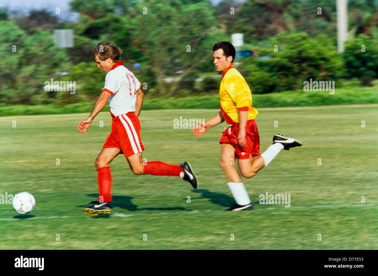I giocatori di calcio in piena esecuzione con sfera, competizione amichevole, Miami Foto Stock