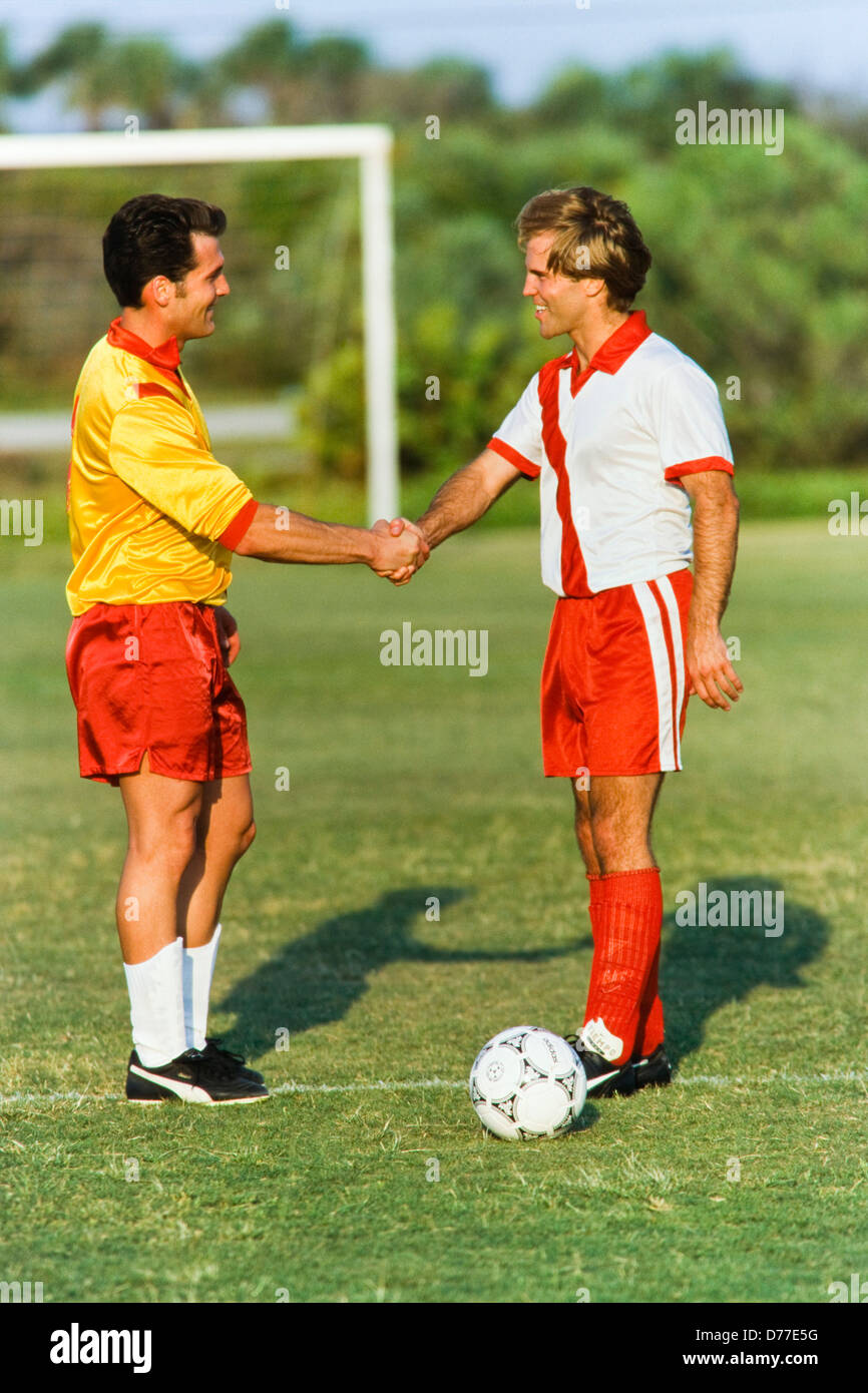 I giocatori di calcio si stringono la mano dopo il gioco, buona sportività, concorrenza, Miami Foto Stock