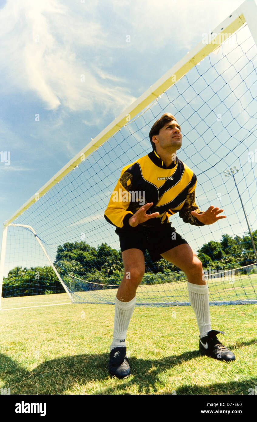 Soccer Goalie, in posizione di pronto, in net Miami Foto Stock
