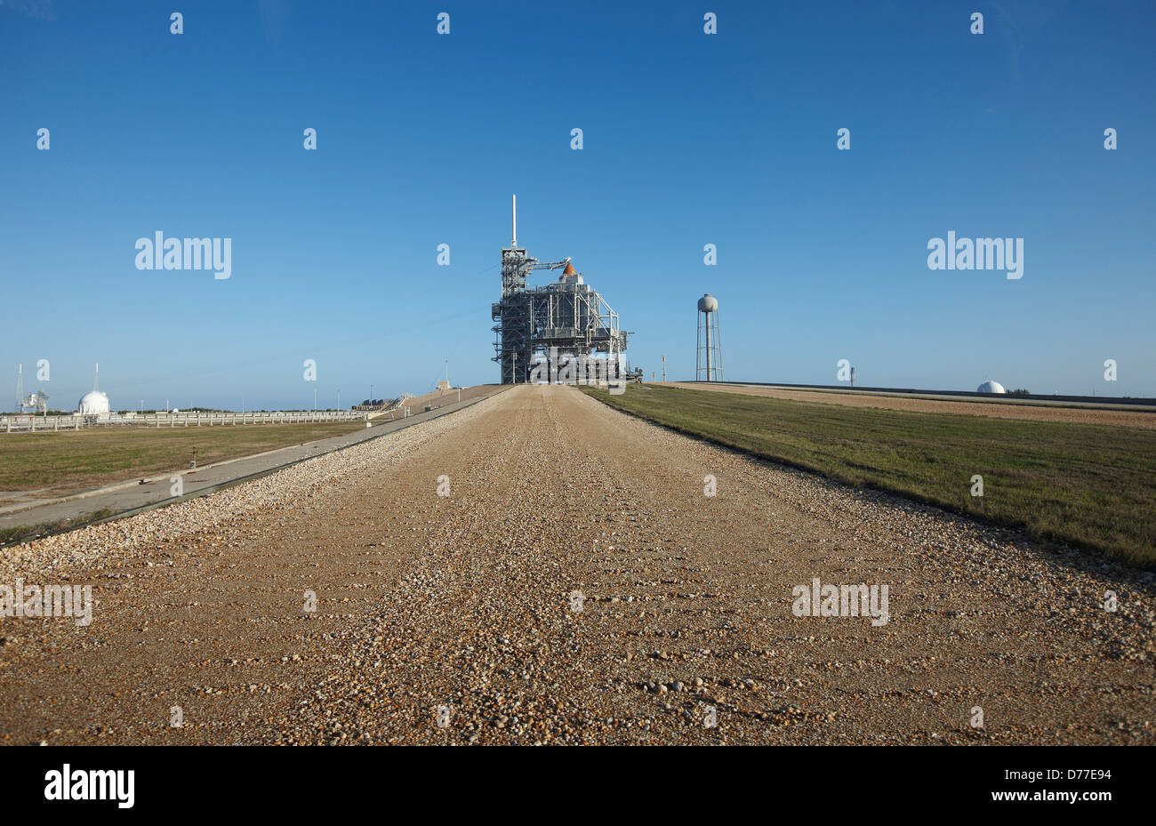 Visualizza in basso Crawlerway che collega il gruppo del veicolo la costruzione di rampe di lancio 39A 39B Launch Pad 39una navetta spaziale Endeavour in bilico Foto Stock