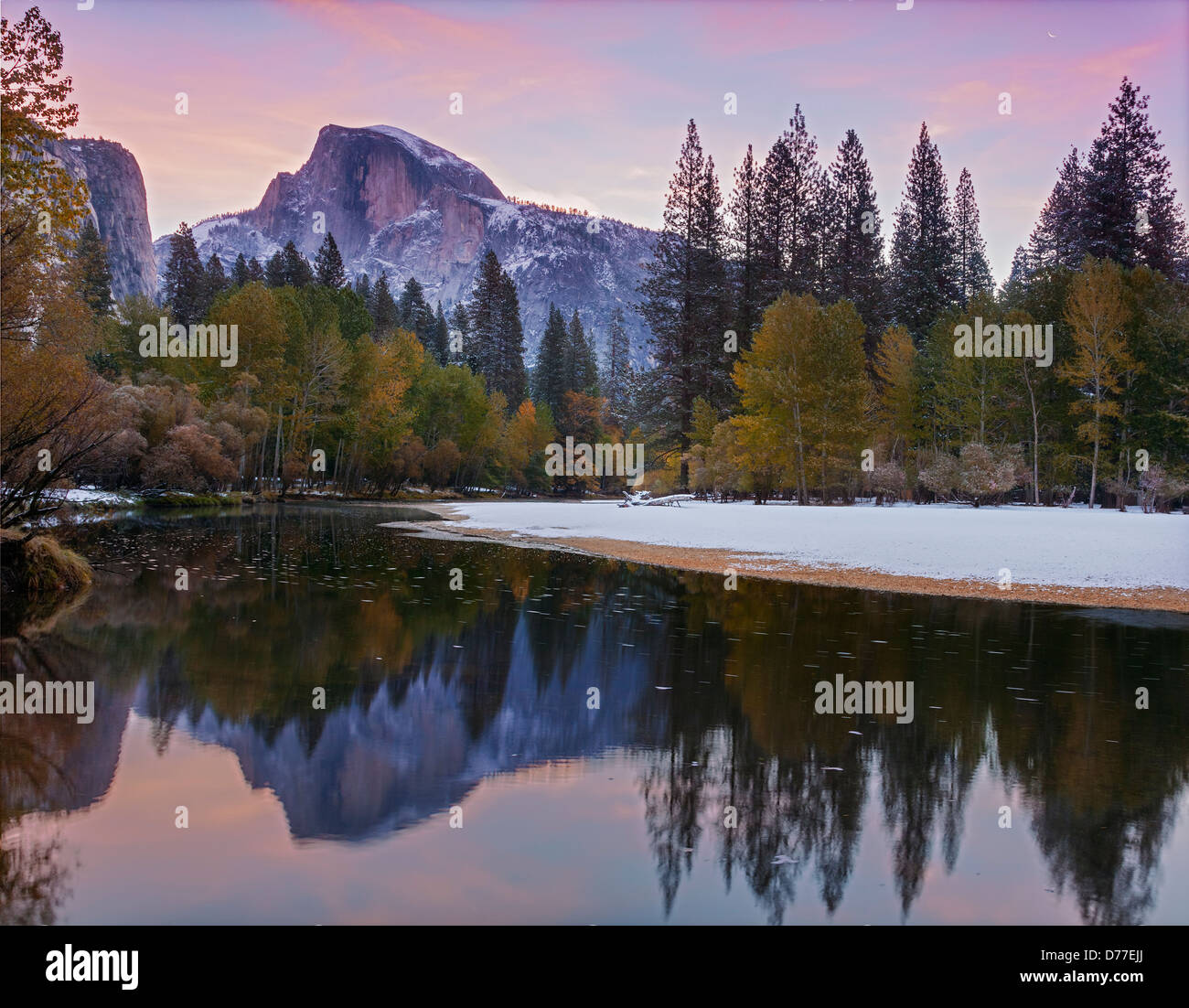 Parco Nazionale di Yosemite, CA mezza cupola (8842 ft) riflesso nel fiume Merced all'alba dopo una nevicata Foto Stock