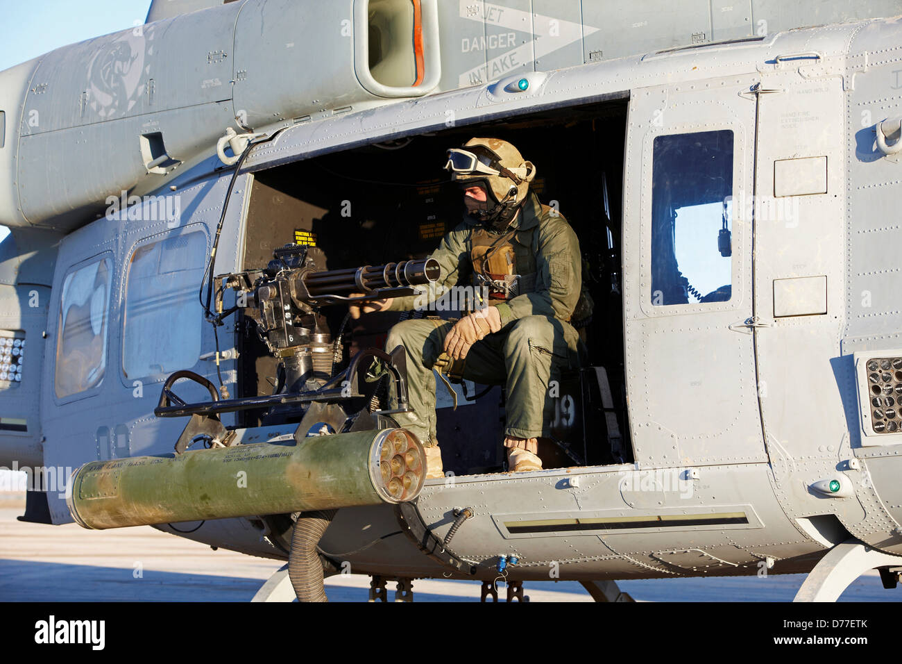 Marina degli Stati Uniti a bordo di artigliare UH-1Y Venom elicottero appena prima del lancio sul funzionamento di combattimento nella provincia di Helmand Foto Stock