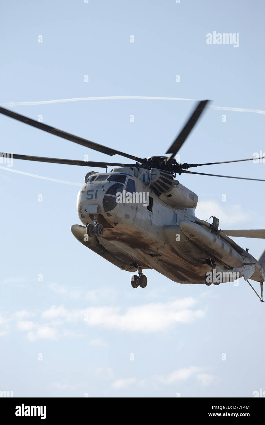 Corpo della Marina degli Stati Uniti CH-53D Sea Stallion sollevamento pesante elicottero di trasporto rende approccio alla zona di atterraggio Camp Bastion Foto Stock