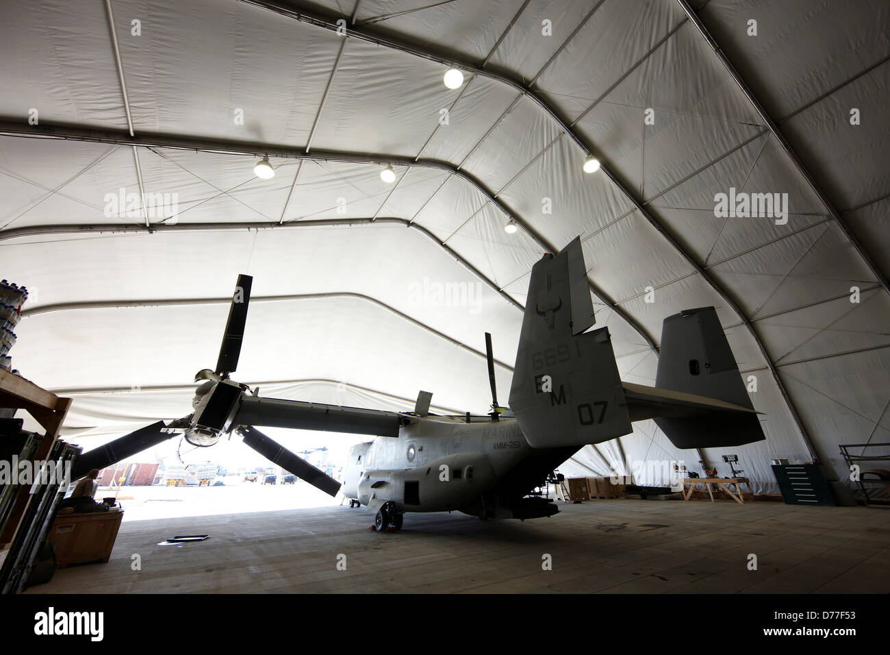 Corpo della Marina degli Stati Uniti MV-22 in expeditionary hangar di manutenzione bastione Camp provincia di Helmand in Afghanistan Foto Stock