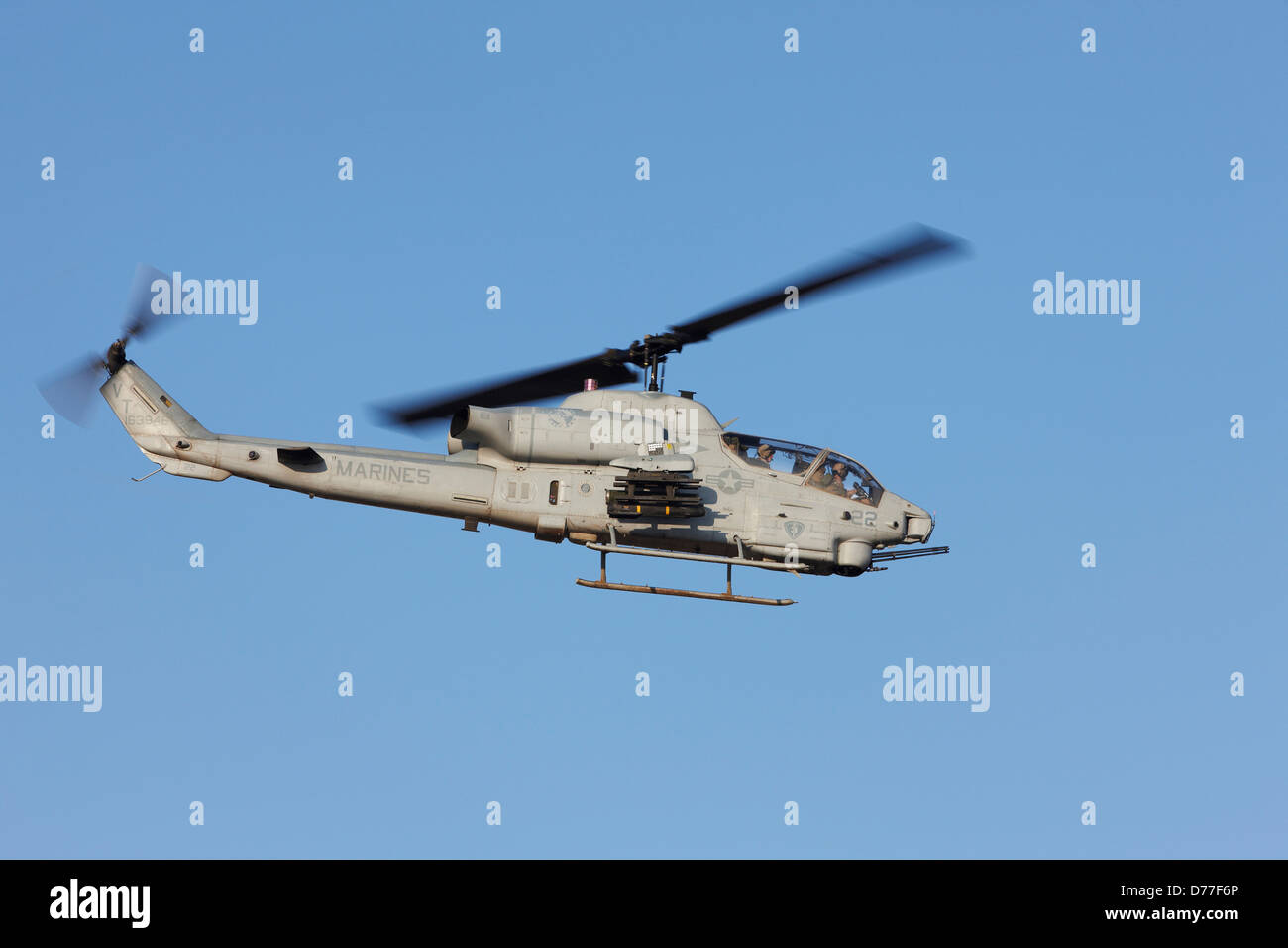 Corpo della Marina degli Stati Uniti AH-1W SuperCobra volo nella provincia di Helmand in Afghanistan Foto Stock