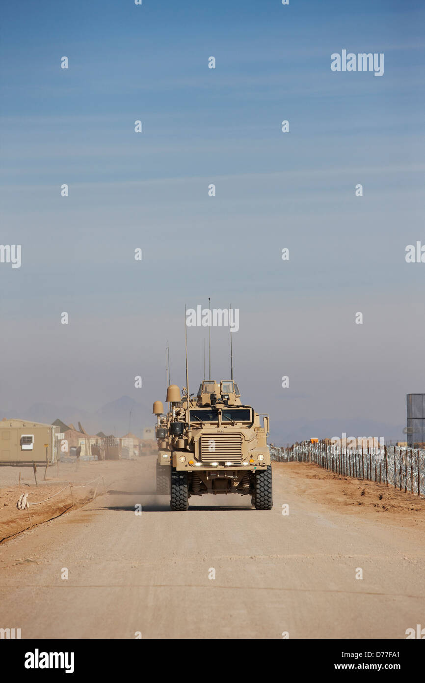 Avvicinando il convoglio Corpo della Marina degli Stati Uniti MRAPs o resistente alla miniera imboscata veicolo protetto Camp Leatherneck Helmand Foto Stock