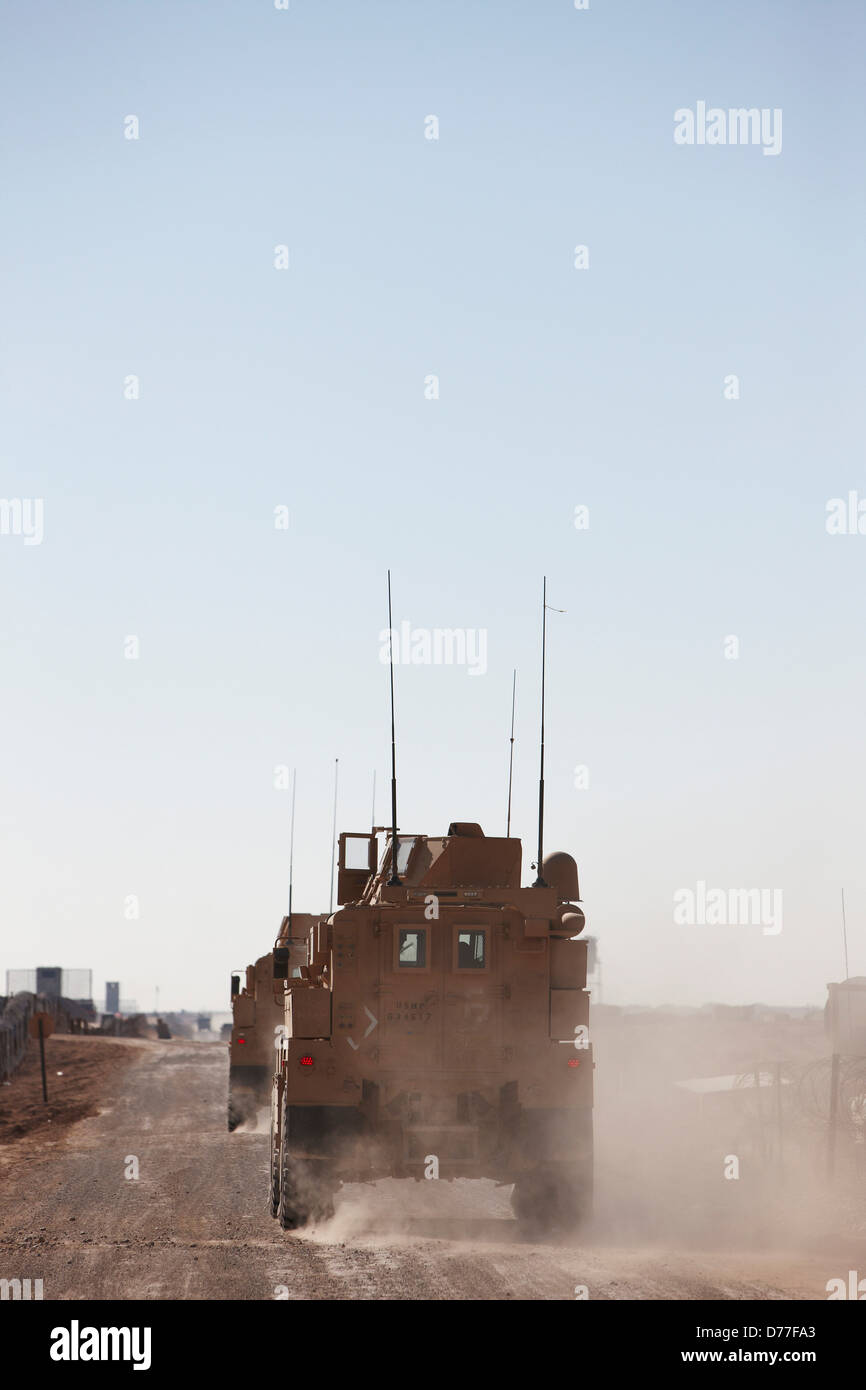 Convoglio Corpo della Marina degli Stati Uniti MRAPs o resistente alla miniera imboscata veicolo protetto Camp Leatherneck provincia di Helmand in Afghanistan Foto Stock