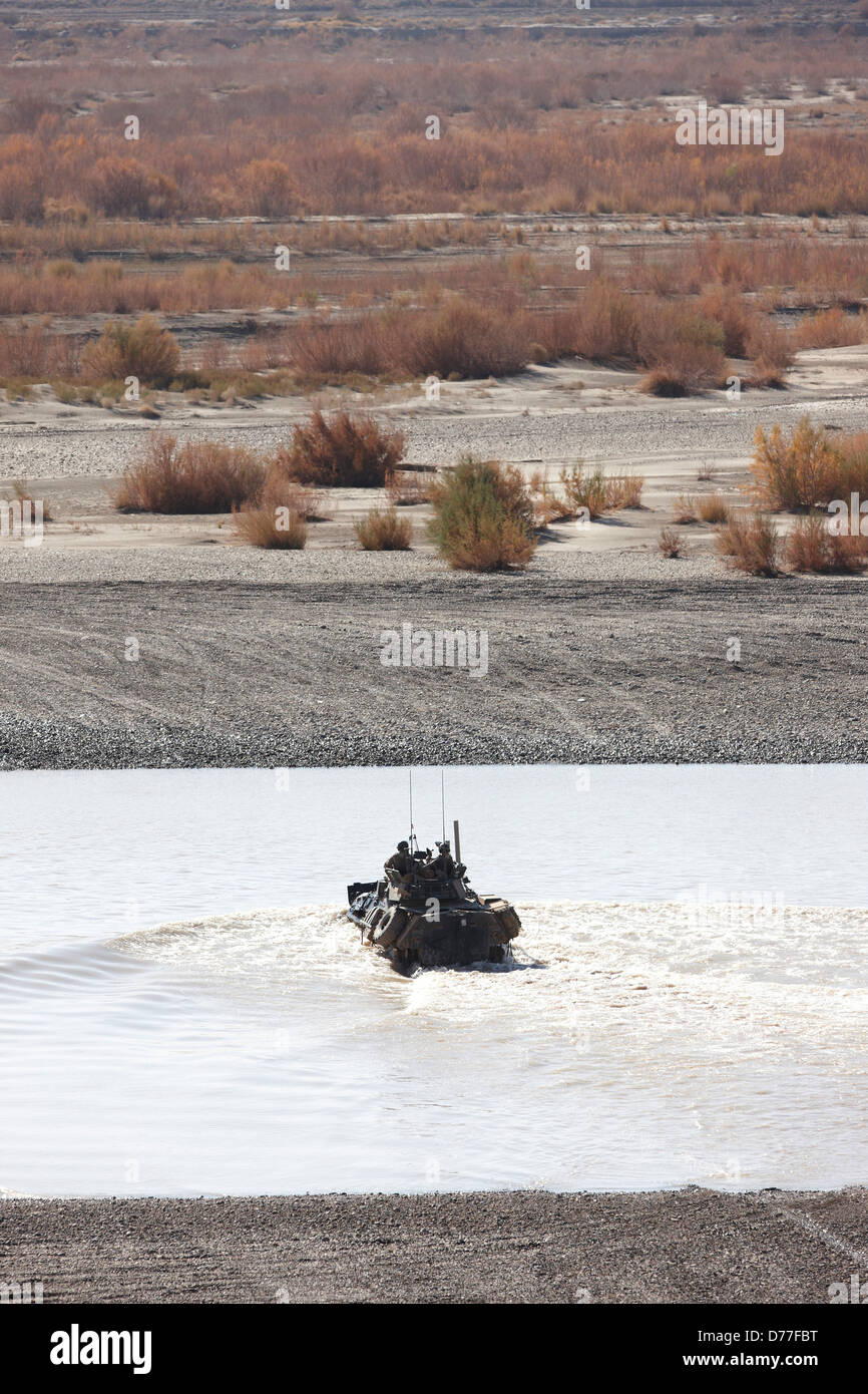 Corpo della Marina degli Stati Uniti LAV-25 attraversa il fiume Helmand provincia di Helmand in Afghanistan Foto Stock