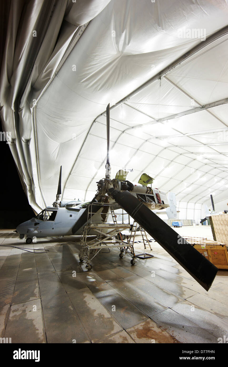 Corpo della Marina degli Stati Uniti MV-22 in expeditionary hangar di manutenzione bastione Camp provincia di Helmand in Afghanistan Foto Stock