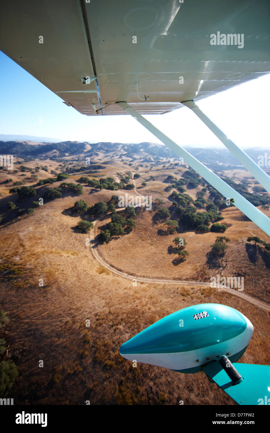 Stati Uniti d'America California vista aerea colline di Santa Barbara county ala ala di puntoni di atterraggio degli aeromobili di luce Foto Stock