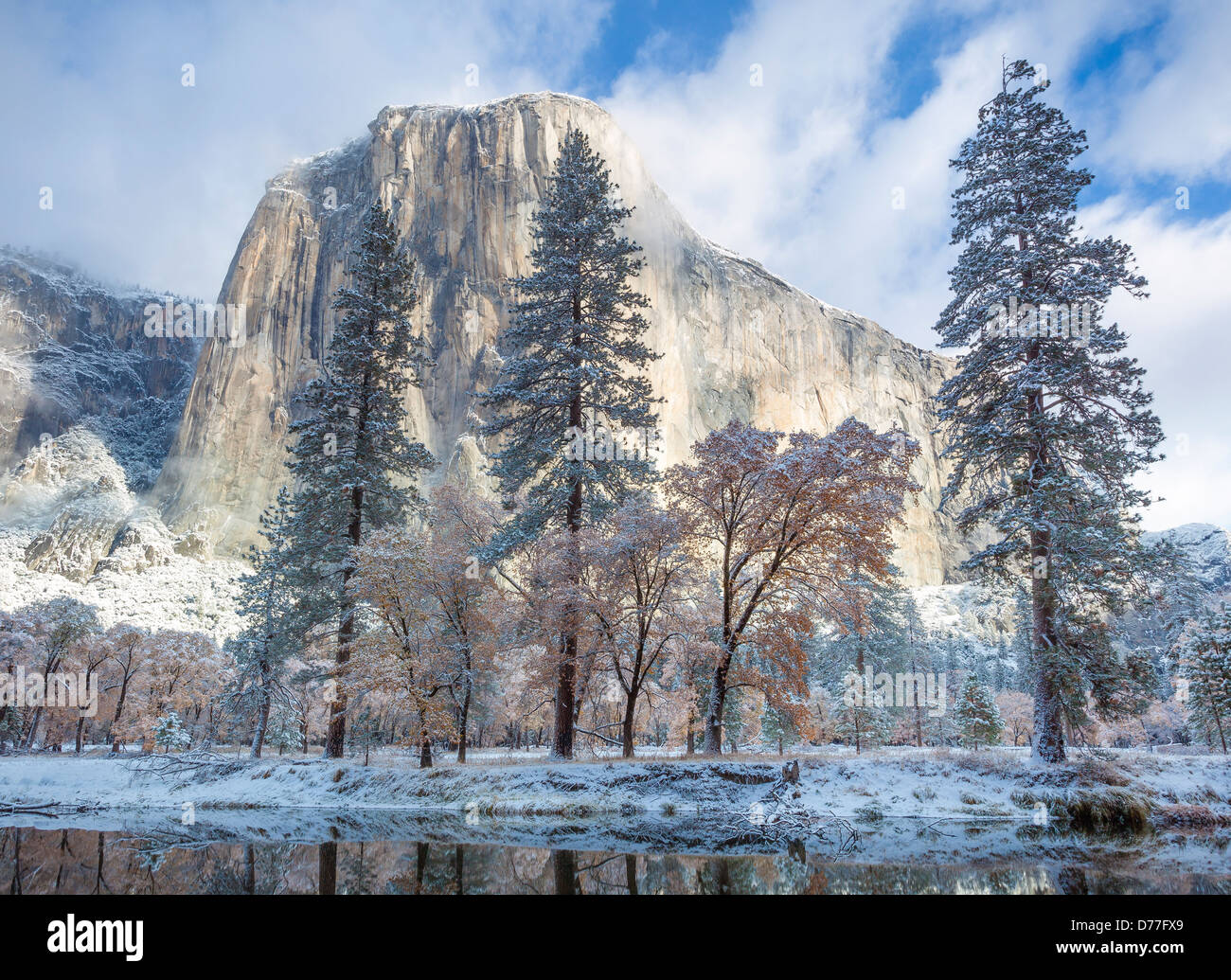 Parco Nazionale di Yosemite in California: El Capitan con calma riflessioni lungo il fiume Merced dopo una nevicata, tardo autunno. Foto Stock