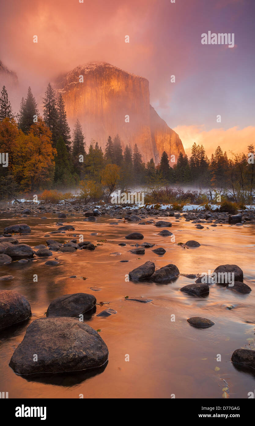 Parco Nazionale di Yosemite, CA: Cancellazione nuvole temporalesche al tramonto si illumina El Capitan (7042 ft) e il fiume Merced in fine di autunno. Foto Stock