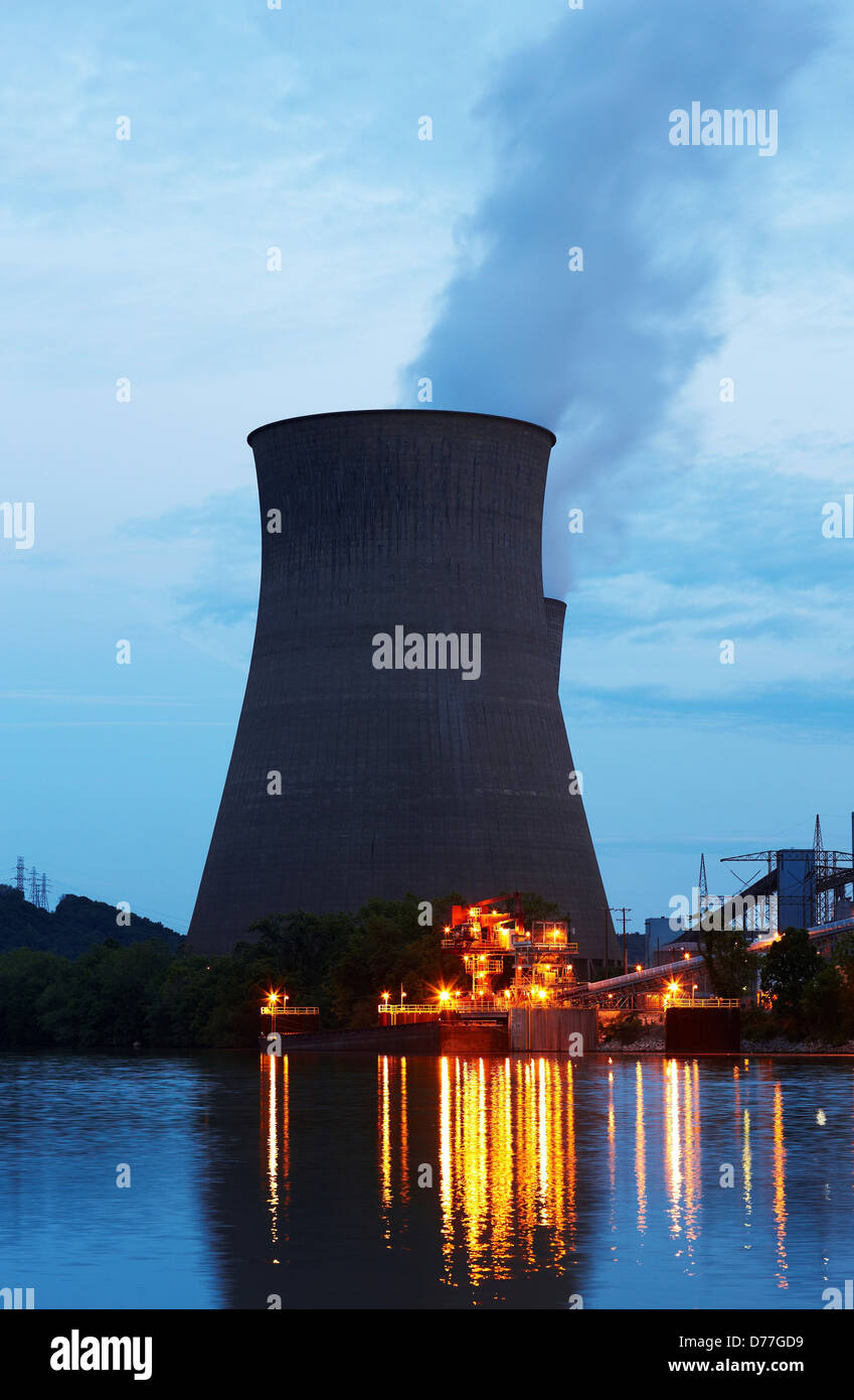 Stati Uniti d'America West Virginia Poca torri di raffreddamento John E. Amos impianto alimentato a carbone riflessa nel fiume Kanawha Foto Stock