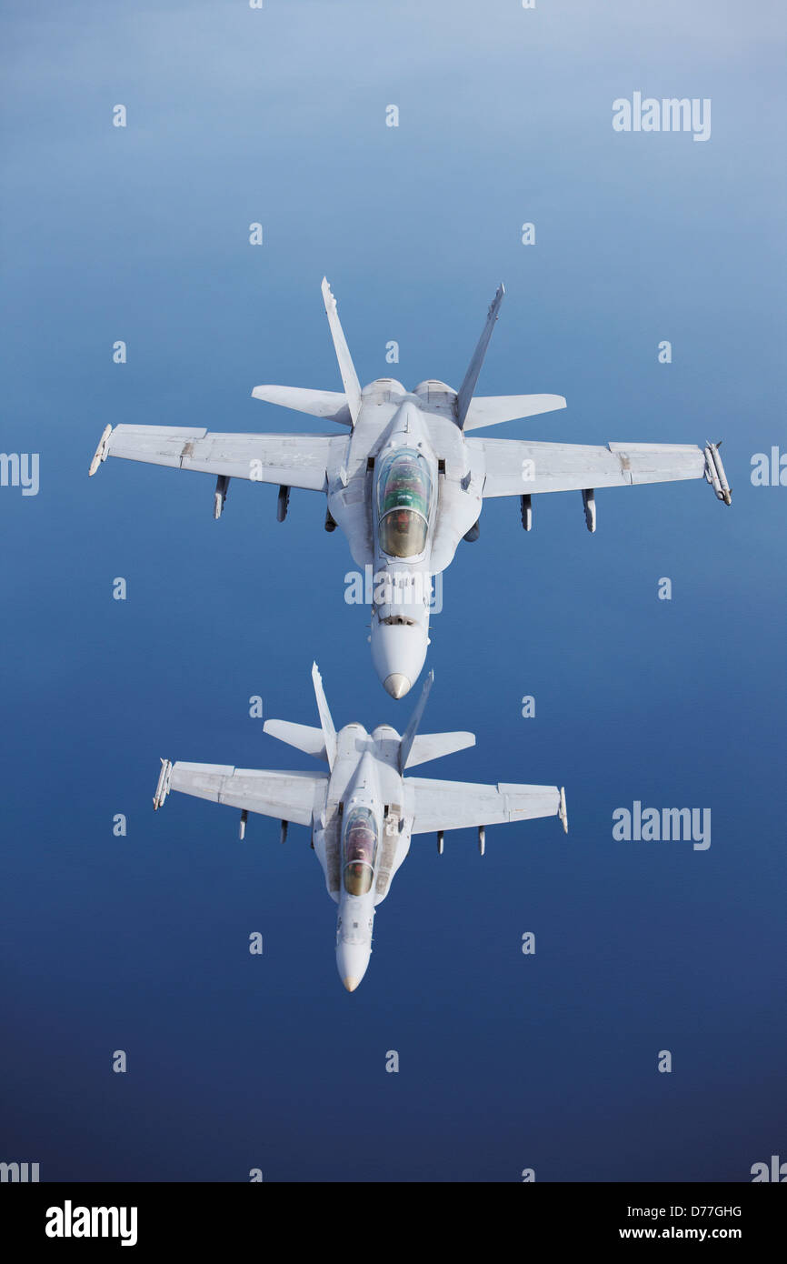 Corpo della Marina degli Stati Uniti F/A-18D calabroni volare in formazione Foto Stock