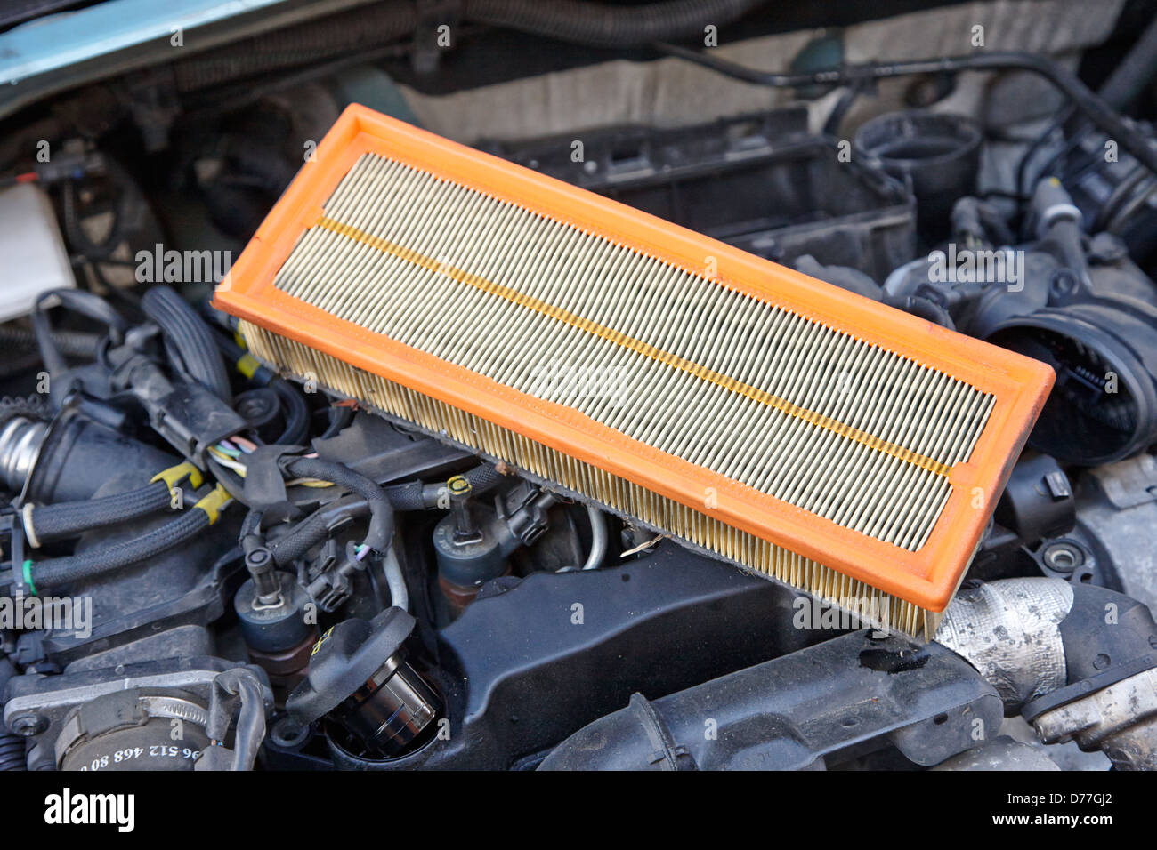 Filtro dell'aria sporco in una vettura vano motore Foto stock - Alamy