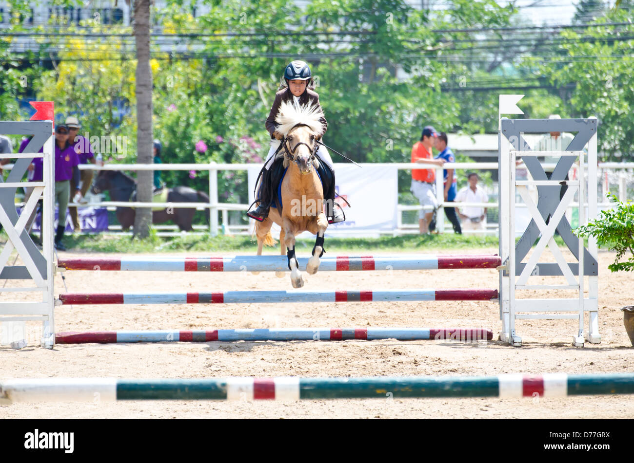 Equestre non identificato con cavallo al XI Concorso Coppa Nawamintr "Queen's Cup' il 27 aprile 2013 a Chon Buri, Thailandia. Foto Stock