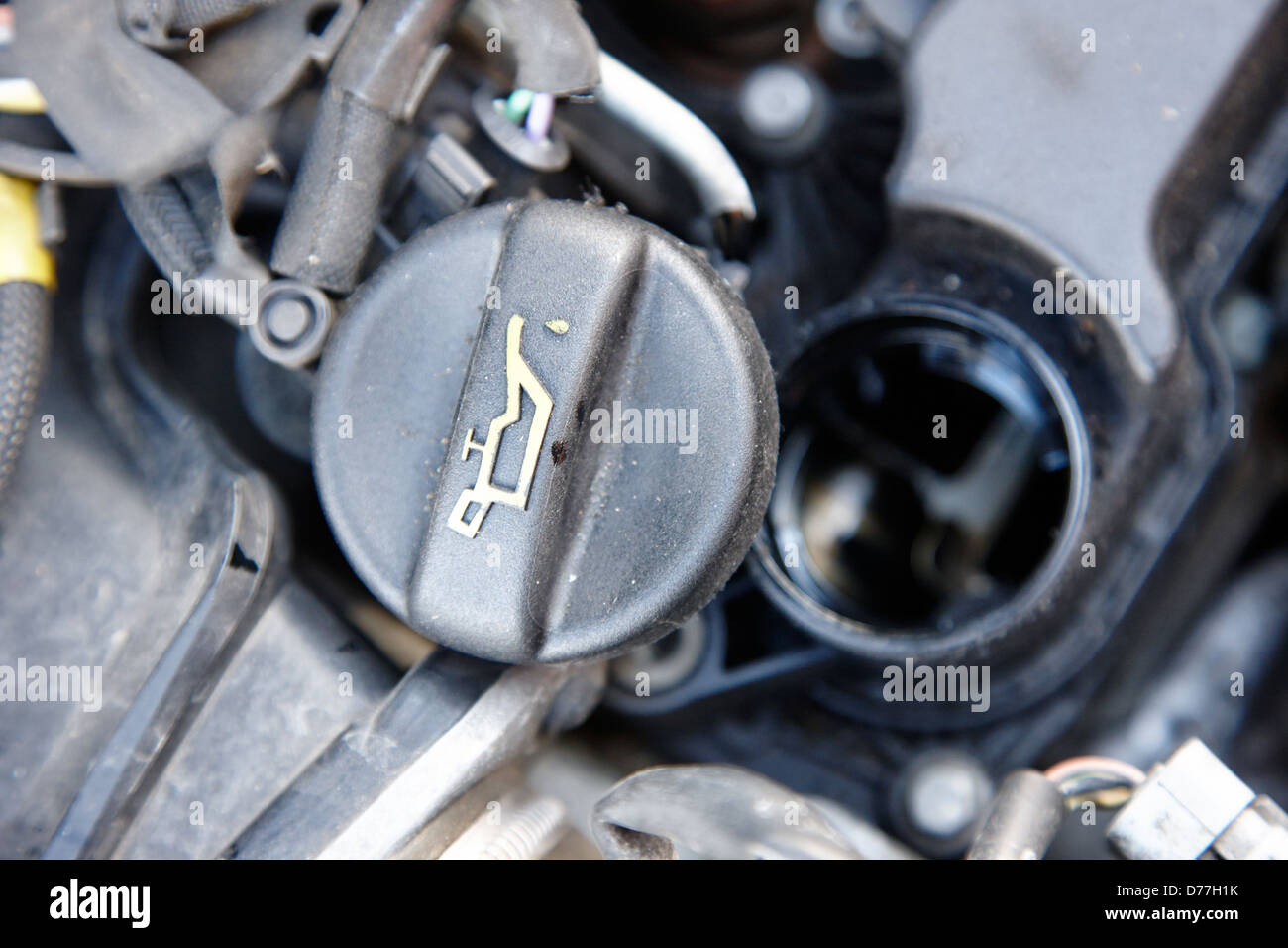 Il tappo di rifornimento olio del motore rimosso in una vettura vano motore Foto Stock