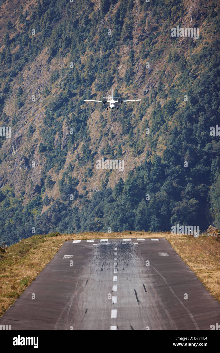 Il Nepal Khumbu Regione Lukla Tenzing-Hillary Aeroporto biturboelica aeromobili in fase di decollo vista posteriore Foto Stock