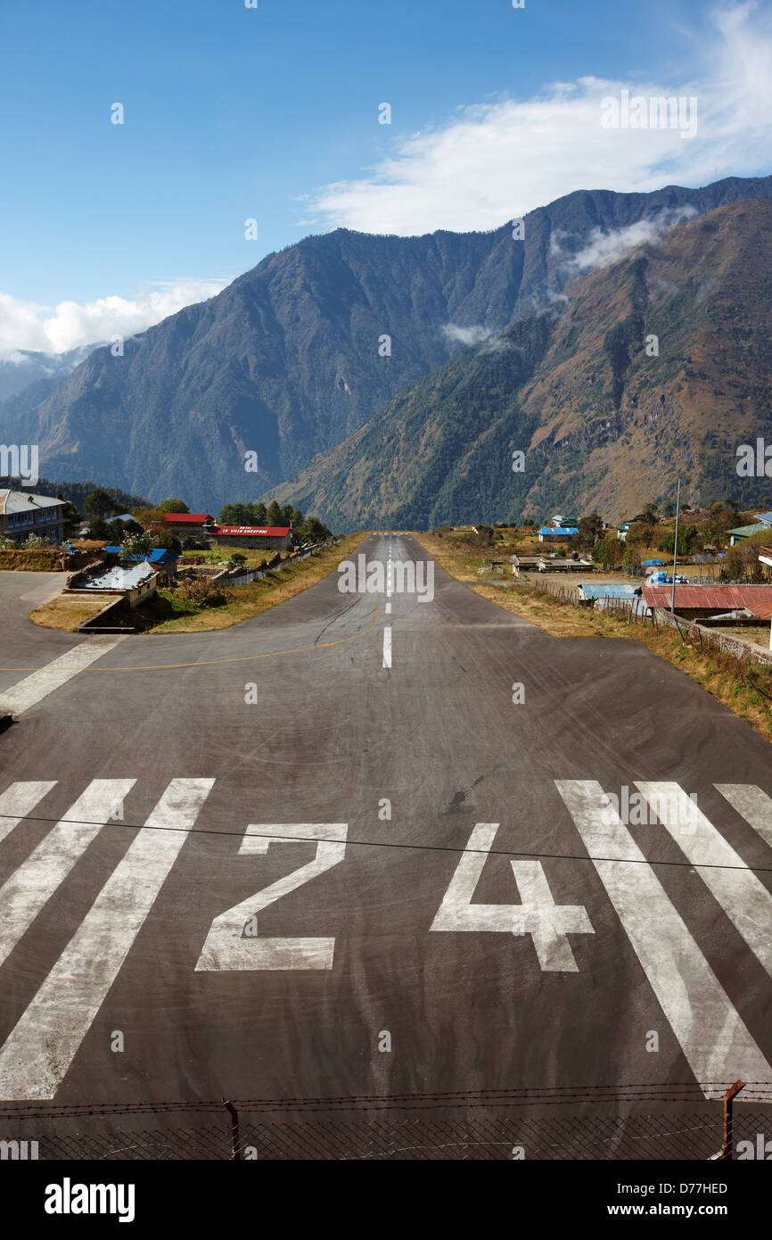 Nepal Himalaya Regione Khumbu Lukla pista di atterraggio per aerei Aeroporto Tenzing-Hillary Foto Stock