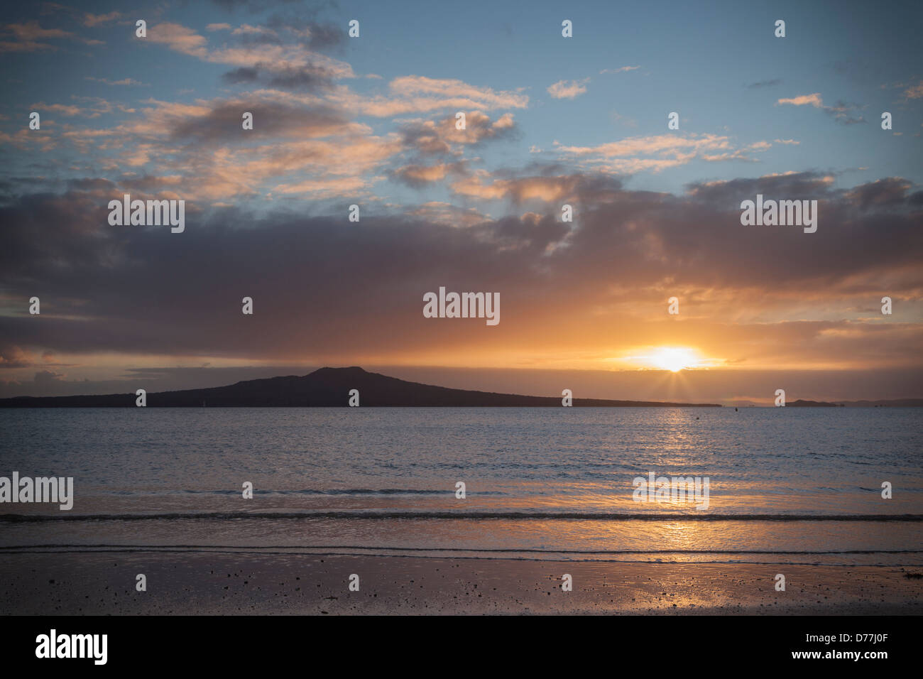 Isola di Rangitoto e Takapuna Beach a sunrise, Auckland, Nuova Zelanda. Foto Stock