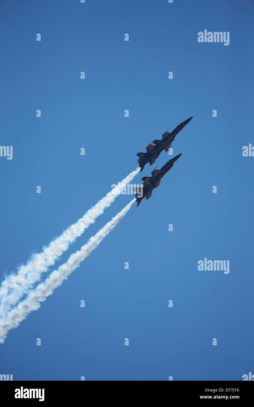 Due Blue Angel velivoli in volo vista distante Foto Stock
