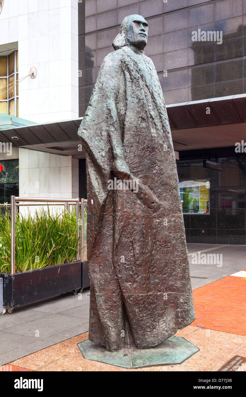 Maori figura in un manto kaitaka, scolpita bu Molly Macalister. nel CBD di Auckland Foto Stock