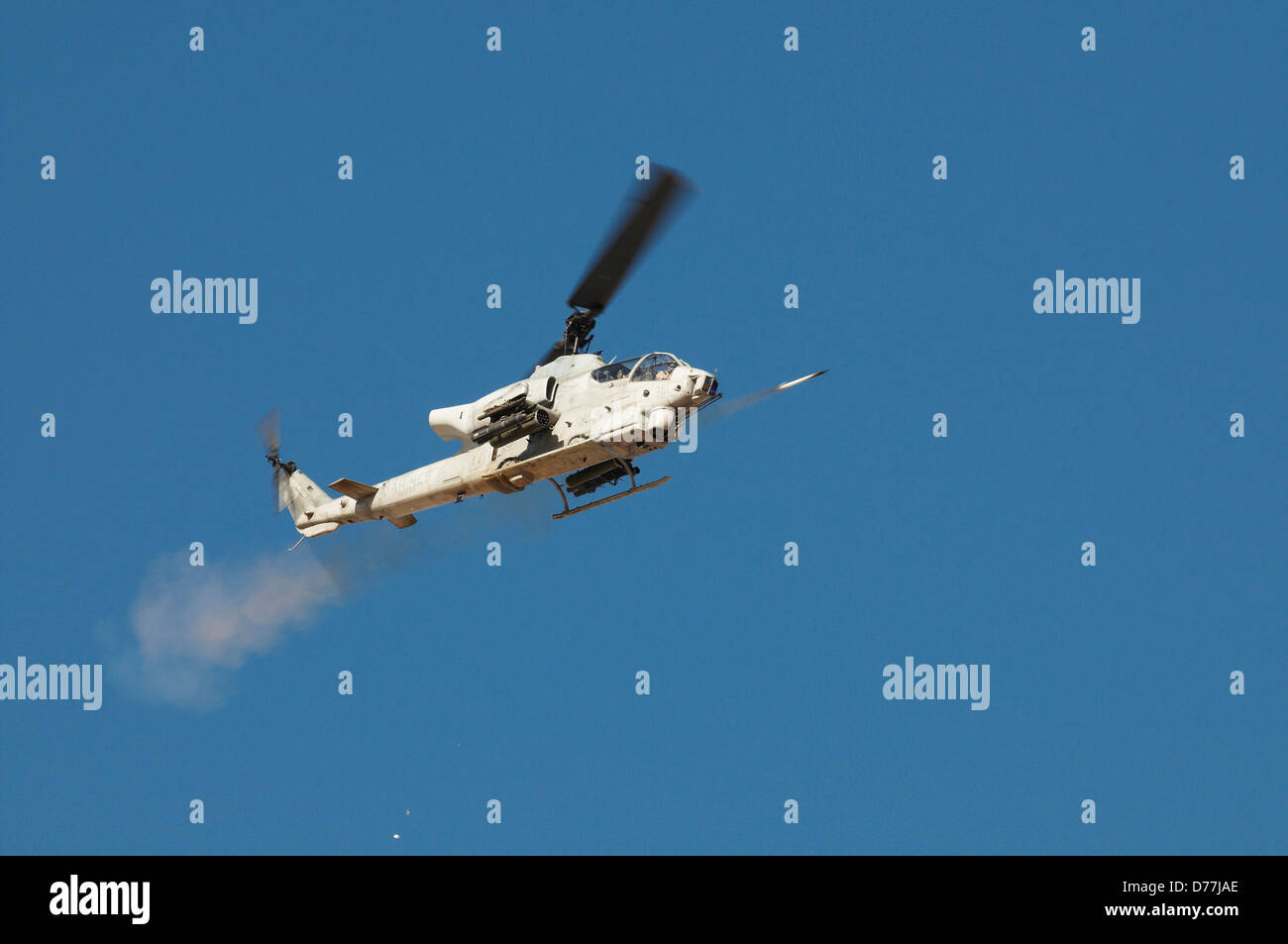 US Marine Corps AH-1W SuperCobra sparando Hydra 70 Rocket Foto Stock