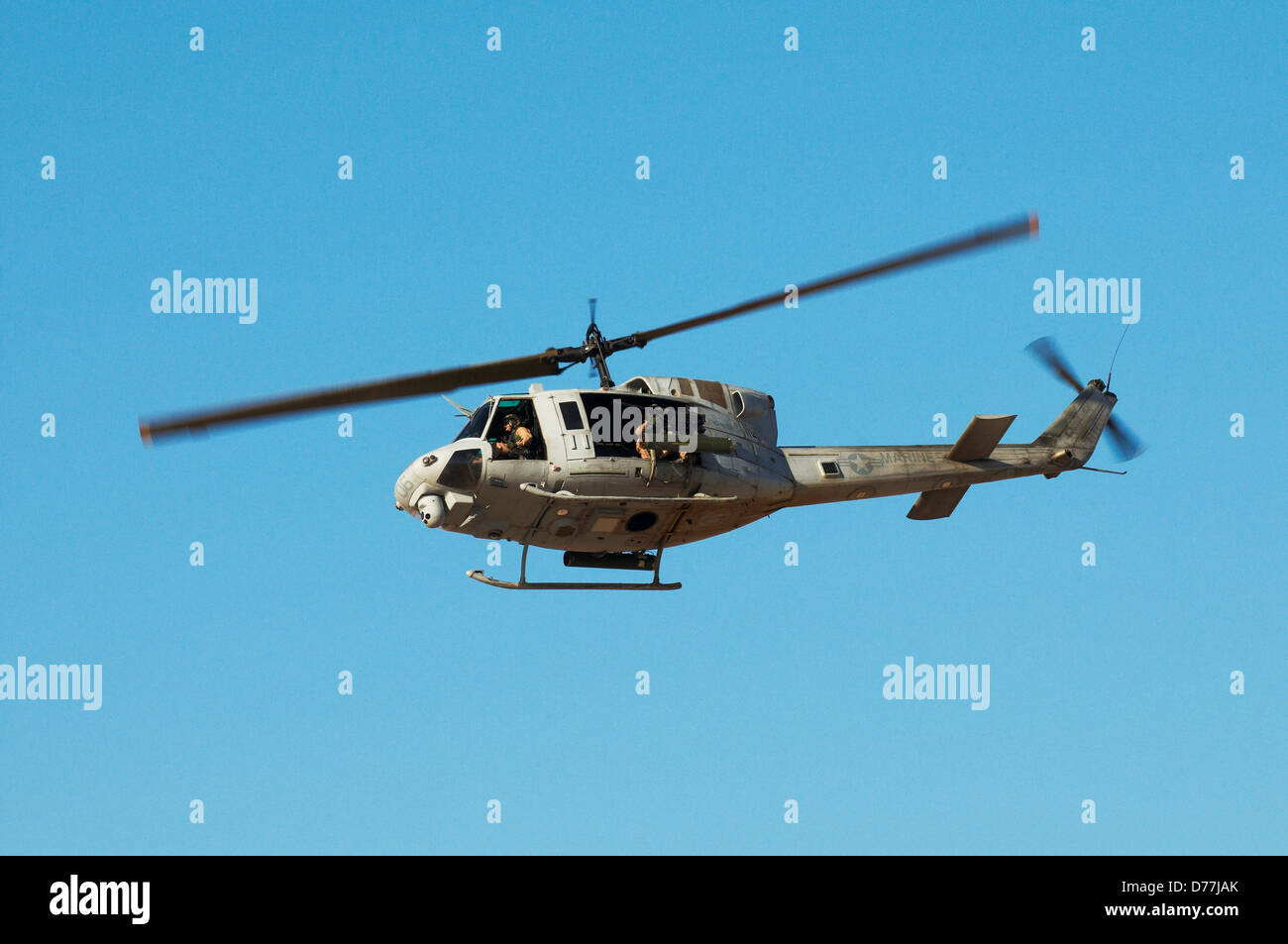 US Marine Corps UH-1N Iroquois Utility elicottero dotato di razzi mitragliatrici missione di attacco durante l'aria vicino a sostenere la formazione Foto Stock