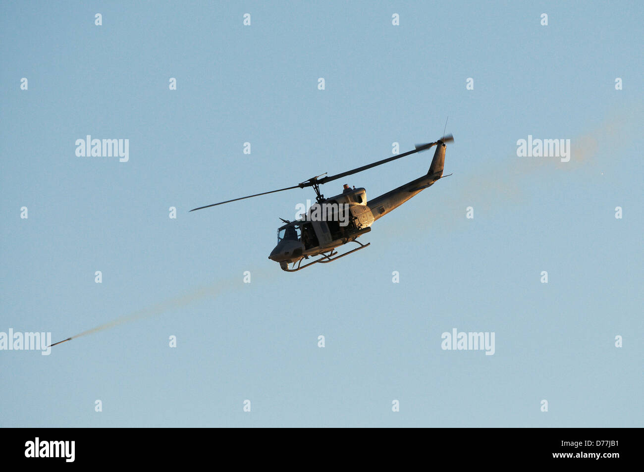 US Marine Corps UH-1N Iroquois elicottero utility montate mitragliatrici razzi Hydra di sparo 70 razzo Yodaville bersaglio Barry M Foto Stock