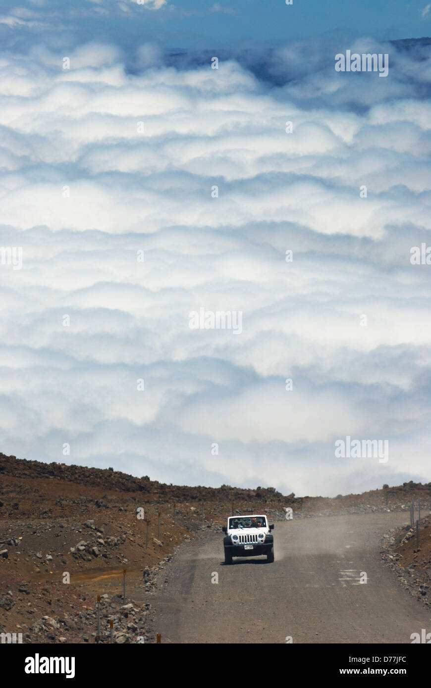Jeep ascende sezione non pavimentata John A. Burns modo vicino al vertice di Mauna Kea Hawaii County Hawaii USA Foto Stock