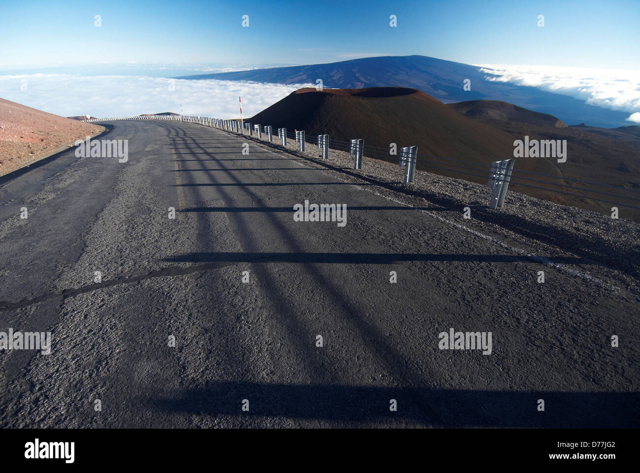 Sezione pavimentata Giovanni A Burns modo LONTANO vulcano Mauna Loa i coni di scorie deck nuvole come si vede in alto su Mauna Kea Hawaii County Foto Stock