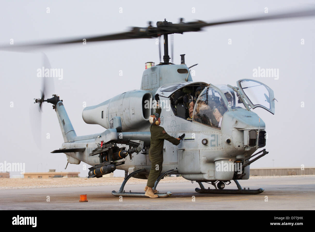 US Marine Corps aviatore si prepara a lanciare Marine Corps AH-1W SuperCobra elicottero d'assalto al Asad Air Base Al Anbar Provincia Foto Stock