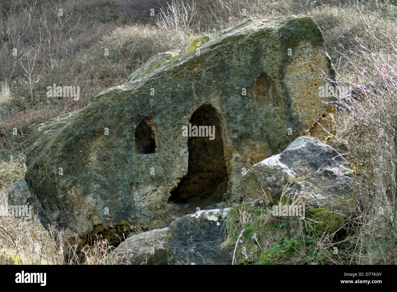 Casa fatta dal grande masso di pietra o sulla collina. Noto come Hairy Bob's Cave, Scarborough, in Inghilterra. Foto Stock