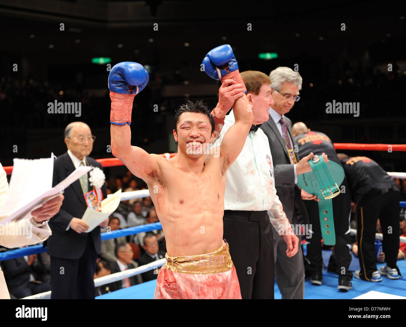 Akira Yaegashi (JPN), 8 aprile 2013 - Pugilato : Akira Yaegashi del Giappone celebra la sua decisione unanime vittoria dopo la WBC pesi mosca titolo bout al Ryogoku Kokugikan a Tokyo in Giappone. (Foto di Mikio Nakai/AFLO) Foto Stock