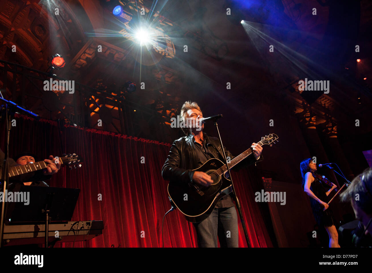 La città di New York, USA, Aprile 30th, 2013. Il musicista Jon Bon Jovi si esibisce in una raccolta di fondi per il cibo la banca di New York City di Cipriani Wall Street. Credito: Erik Fuller Fotografia/Alamy Live News Foto Stock