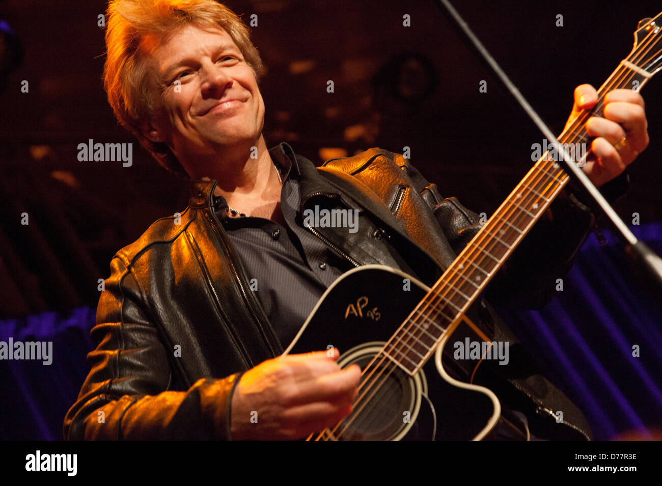 La città di New York, USA, Aprile 30th, 2013. Il musicista Jon Bon Jovi si esibisce in una raccolta di fondi per il cibo la banca di New York City di Cipriani Wall Street. Credito: Erik Fuller Fotografia/Alamy Live News Foto Stock