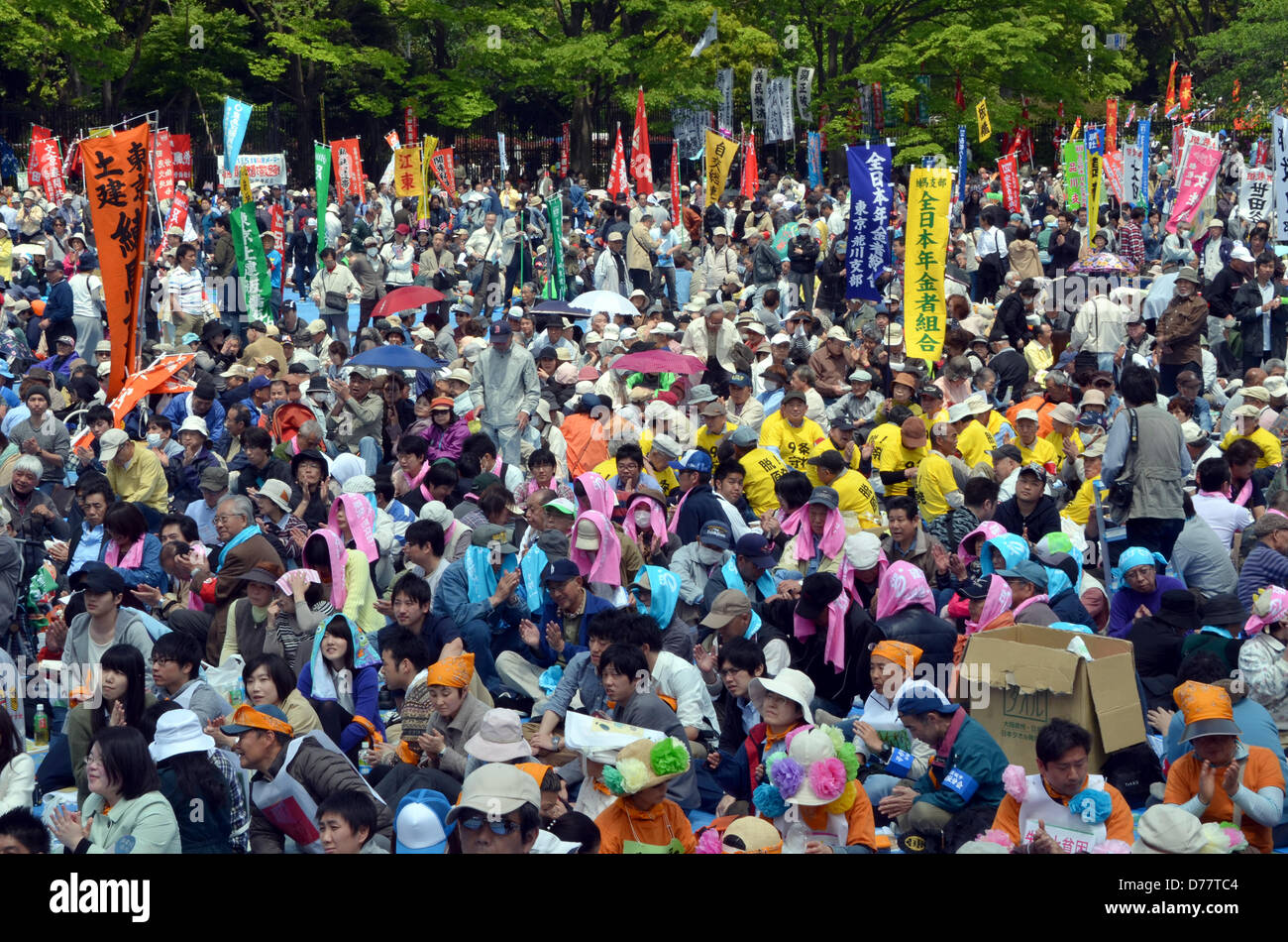 Tokyo, Giappone. Il 1 maggio 2013. Una folla immensa di sindacalisti partecipano in un giorno di maggio rally sponsorizzato dalla Confederazione nazionale dei sindacati in un parco di Tokyo il Mercoledì, 1 maggio 2013. Circa 32.000 persone hanno preso parte al rally, esprimendo le loro preoccupazioni per la tassa di scalata e di revisione costituzionale tra le altre cose. (Foto di Natsuki Sakai/AFLO/Alamy Live News) Foto Stock