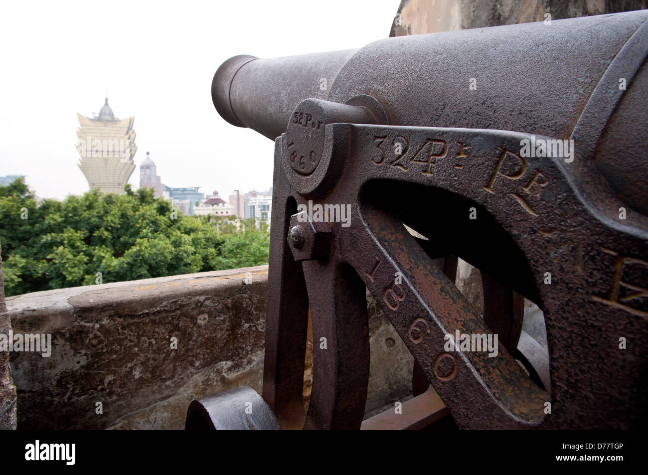 Canon a Macau fortezza puntando al Grand Lisboa Hotel, Macau, Cina Foto Stock