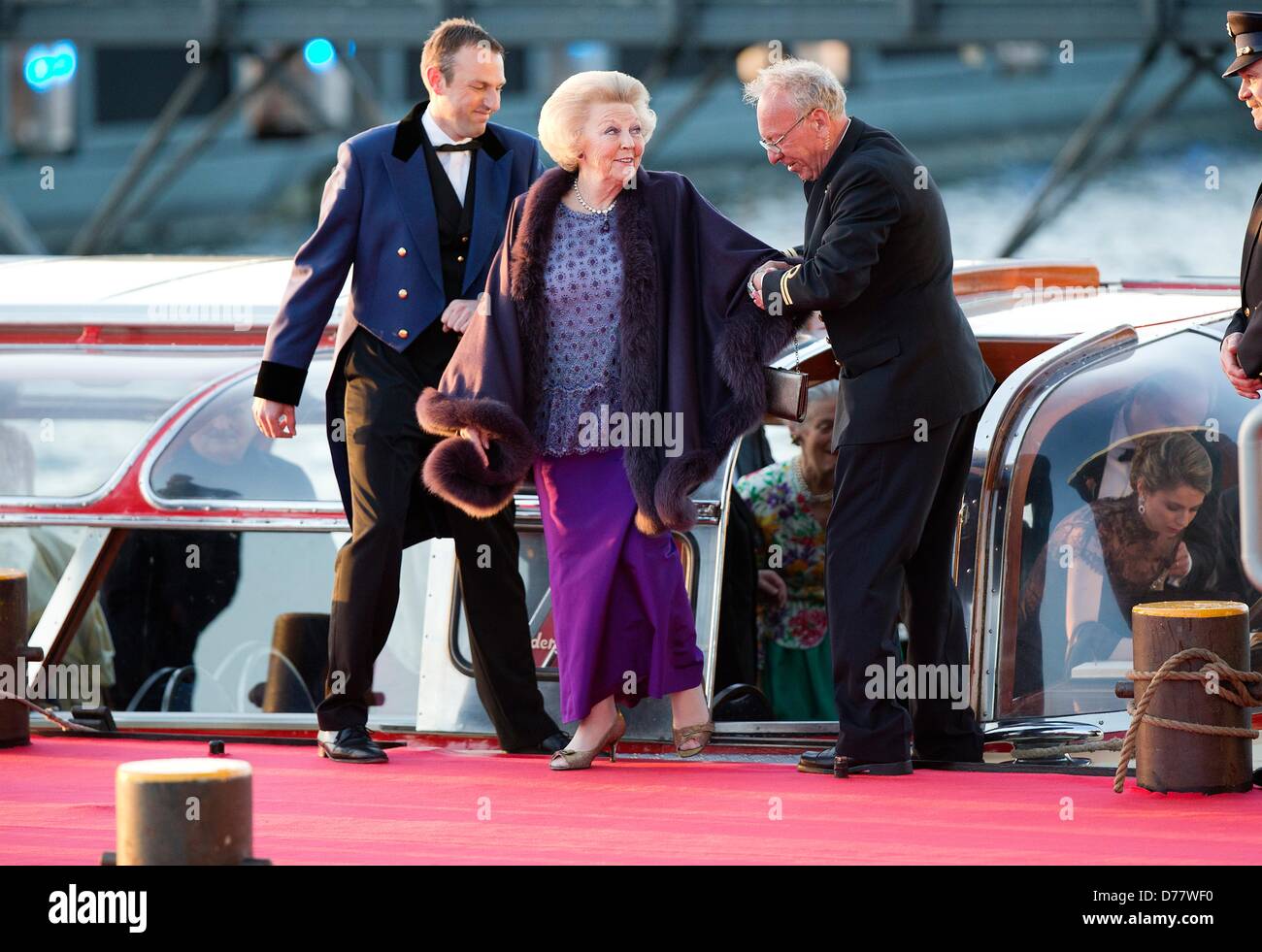 Amsterdam, Paesi Bassi, 30 aprile 2013. Princess Beatrix arriva al Muziekgebouw non Aa IJ dopo il Re della vela in Amsterdam, Paesi Bassi, 30 aprile 2013. Foto: Patrick van Katwijk/DPA/Alamy Live News Foto Stock