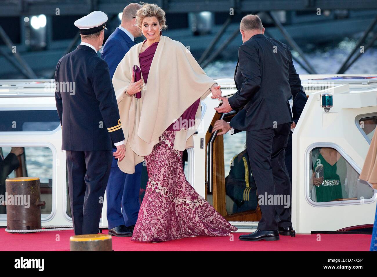 Amsterdam, Paesi Bassi, 30 aprile 2013. Nuova Regina olandese Maxima arriva al Muziekgebouw non Aa IJ dopo il Re della vela in Amsterdam, Paesi Bassi, 30 aprile 2013. Foto: Patrick van Katwijk/DPA/Alamy Live News Foto Stock