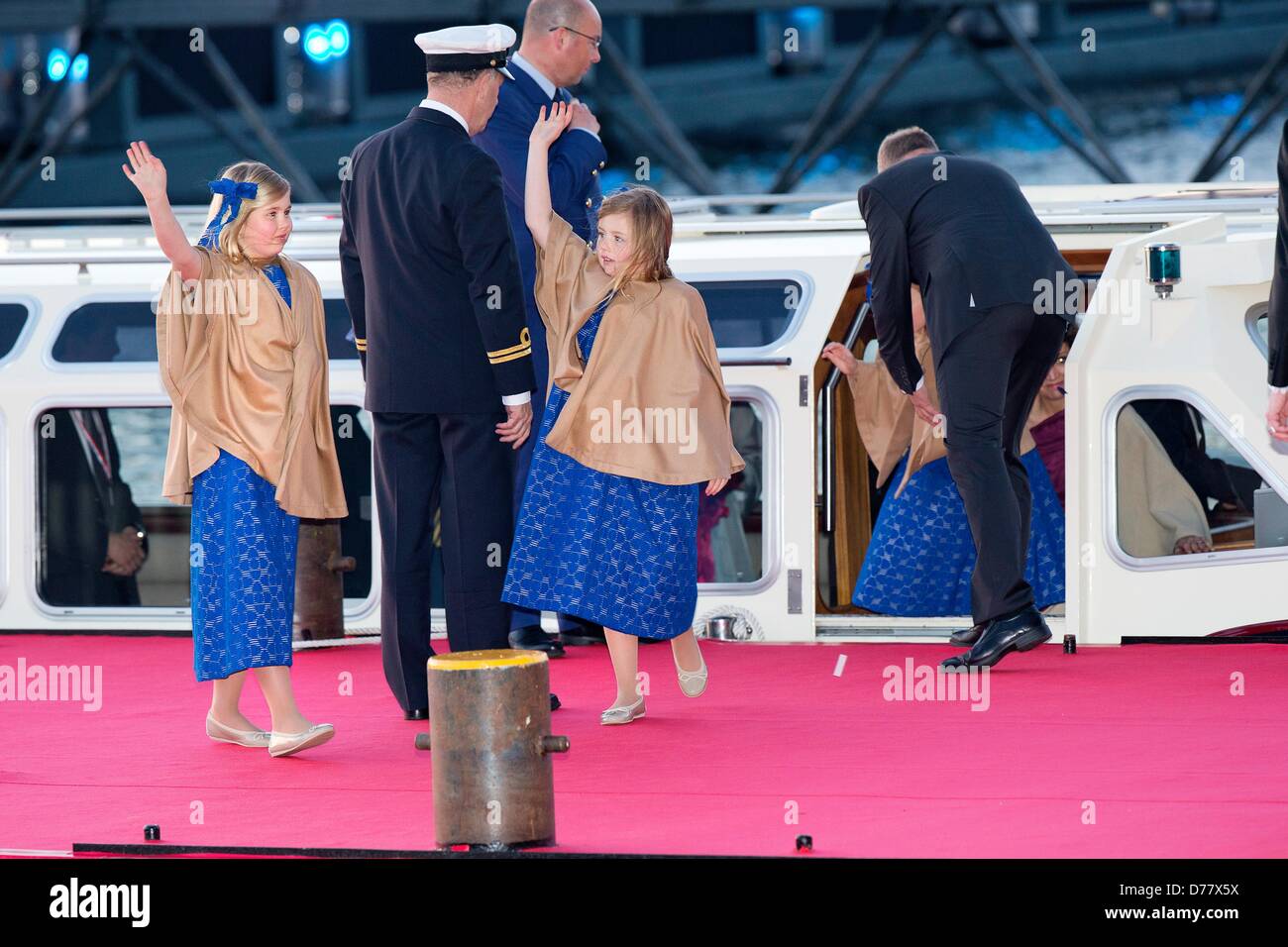 Amsterdam, Paesi Bassi, 30 aprile 2013. Crown Princess Amalia, Principessa Alexia e la principessa Arianna (L-R) arrivano a Muziekgebouw non Aa IJ dopo il Re della vela in Amsterdam, Paesi Bassi, 30 aprile 2013. Foto: Patrick van Katwijk/DPA/Alamy Live News Foto Stock