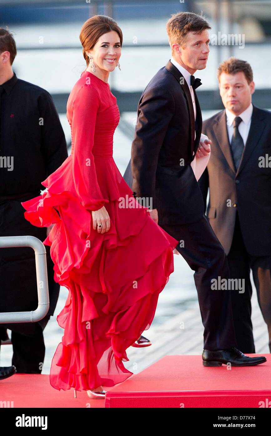 Amsterdam, Paesi Bassi, 30 aprile 2013. Crownprince Frederik e Crownprincess Maria di Danimarca arrivano al Muziekgebouw non Aa IJ dopo il Re della vela in Amsterdam, Paesi Bassi, 30 aprile 2013. Foto: Patrick van Katwijk/DPA/Alamy Live News Foto Stock