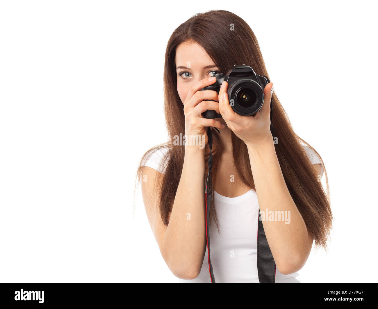Giovane donna in possesso di una fotocamera e cercando qualcosa, isolato su bianco Foto Stock