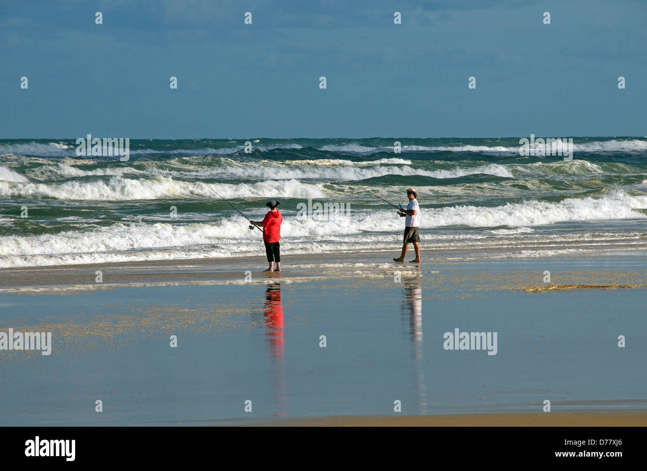 Due pescatori pesca in surf settanta cinque miglia di spiaggia Fraser Island Queensland Australia Foto Stock