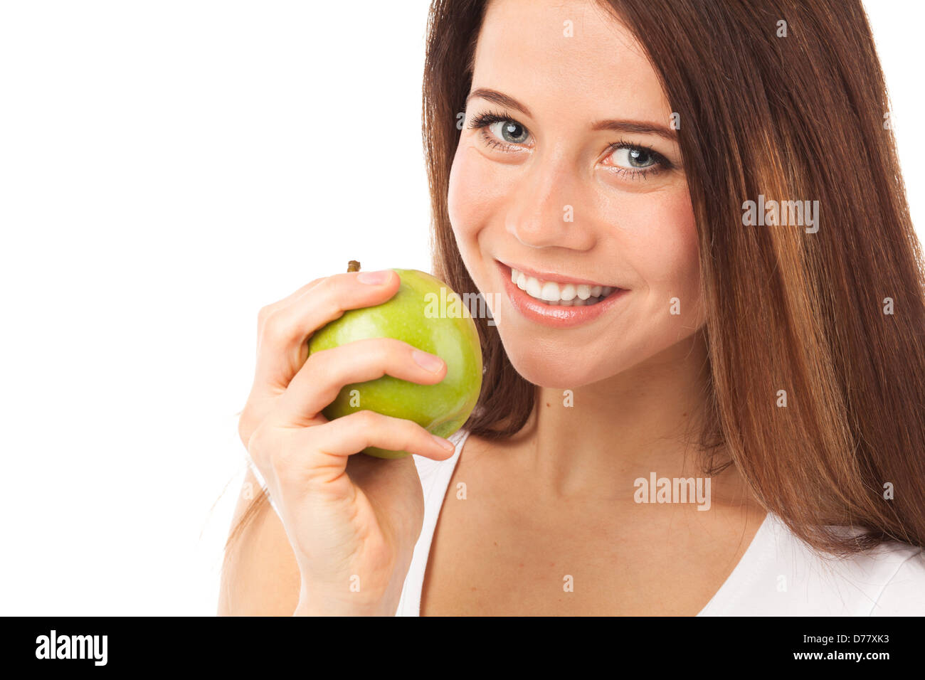 Piuttosto giovane donna di mangiare una mela verde, isolato su bianco Foto Stock