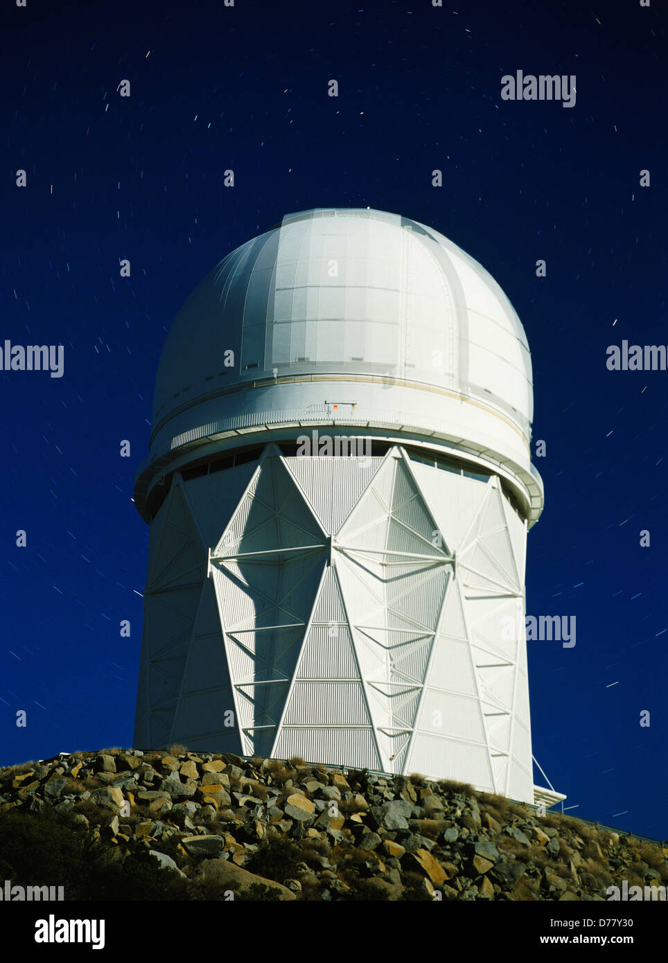 Stelle rotanti attorno a Polaris North Star apice 4 metri telescopio Mayall edificio sul top Kitt Peak Kitt Peak National Observatory Foto Stock